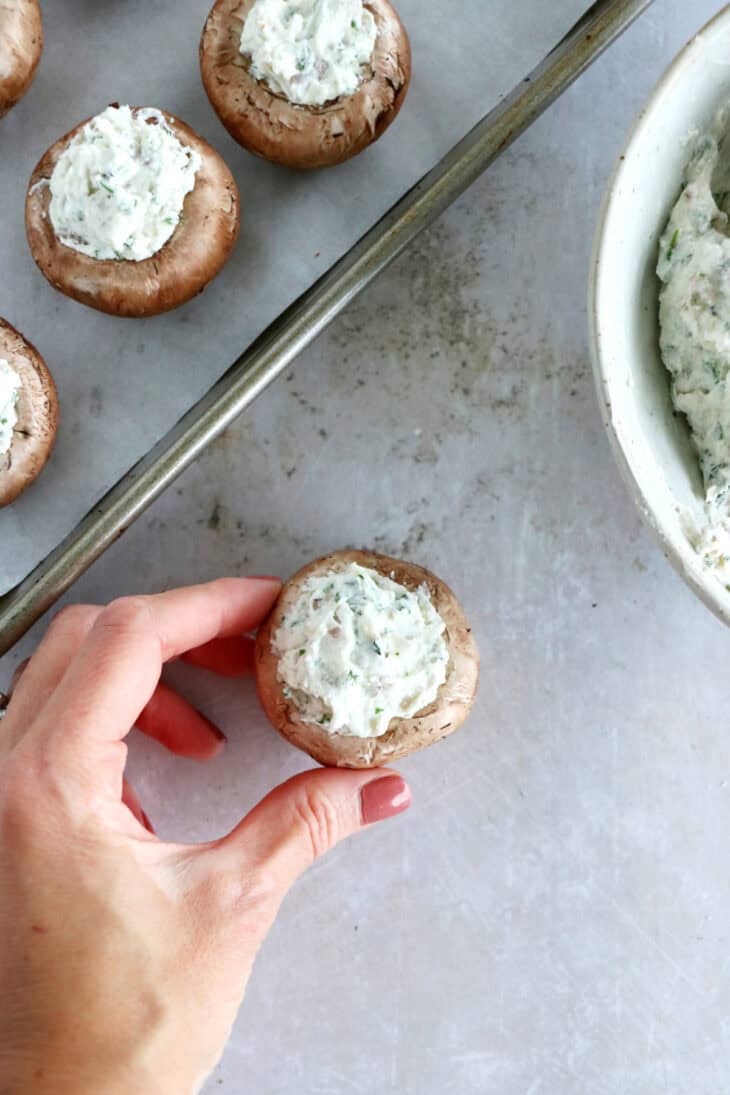 Les champignons farcis au chèvre sont une idée apéritive à la fois simple et très festive, qui fait toujours sont petit effet pour les fêtes.