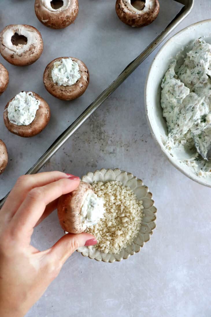 Les champignons farcis au chèvre sont une idée apéritive à la fois simple et très festive, qui fait toujours sont petit effet pour les fêtes.