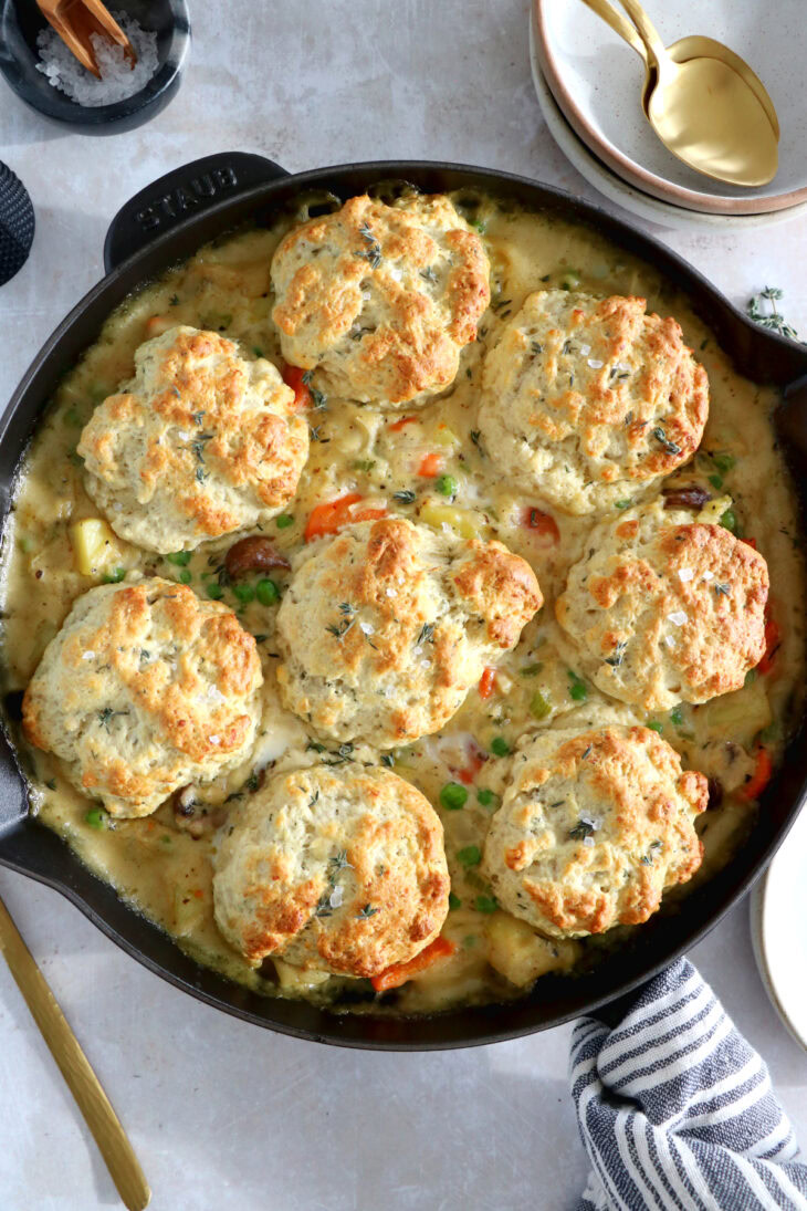 Ce crumble de légumes aux biscuits américains façon pot pie est un plat réconfortant et rustique à la fois.