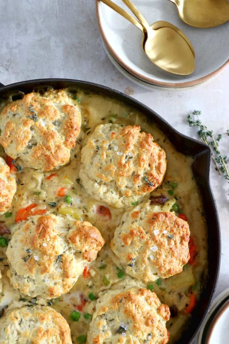 Ce crumble de légumes aux biscuits américains façon pot pie est un plat réconfortant et rustique à la fois.