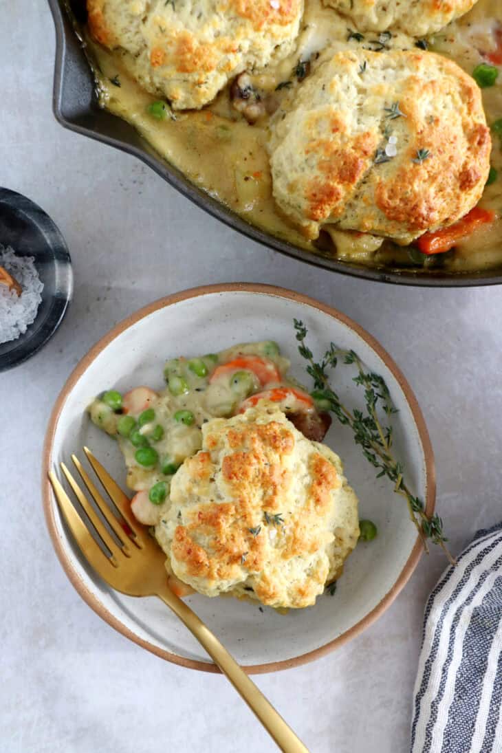 Ce crumble de légumes aux biscuits américains façon pot pie est un plat réconfortant et rustique à la fois.