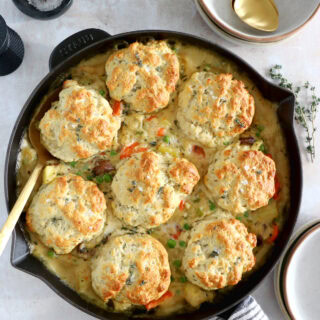 Ce crumble de légumes aux biscuits américains façon pot pie est un plat réconfortant et rustique à la fois.