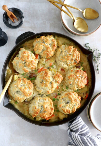 Ce crumble de légumes aux biscuits américains façon pot pie est un plat réconfortant et rustique à la fois.