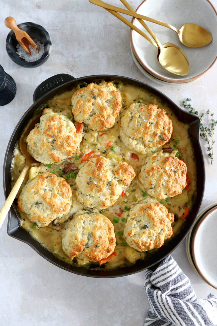 Ce crumble de légumes aux biscuits américains façon pot pie est un plat réconfortant et rustique à la fois.