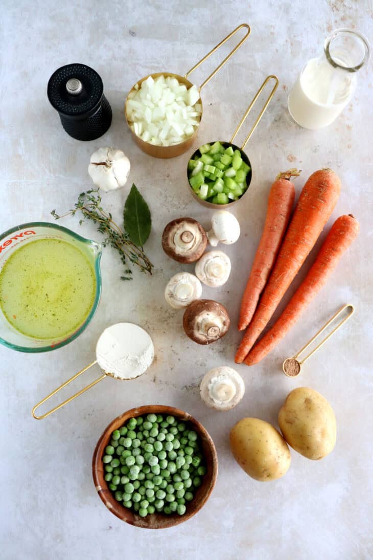 Ce crumble de légumes aux biscuits américains façon pot pie est un plat réconfortant et rustique à la fois.