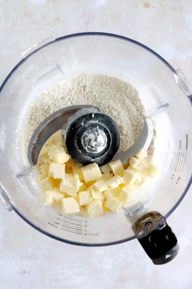 Ce crumble de légumes aux biscuits américains façon pot pie est un plat réconfortant et rustique à la fois.