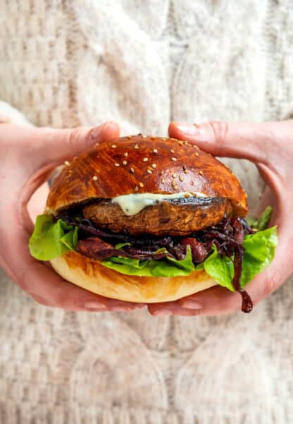 Cet incroyable burger végétarien au champignon Portobello, au bleu et oignons caramélisés est un concentré de saveurs umami.