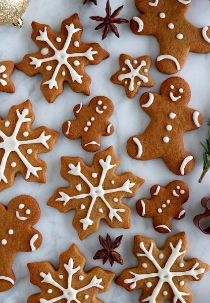 Les biscuits de Noël aux épices (Gingerbread), c'est une petite douceur qui nous plonge tout droit dans l'ambiance des fêtes de fin d'année.