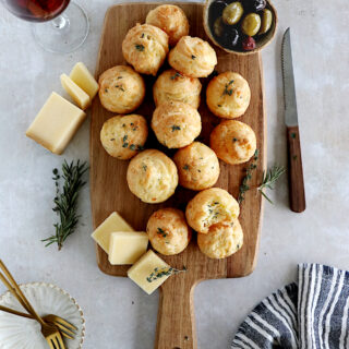 Les gougères au fromage constituent une idée apéritive à la fois légère et festive. Faciles à préparer, elles font toujours le plus bel effet auprès des invités.