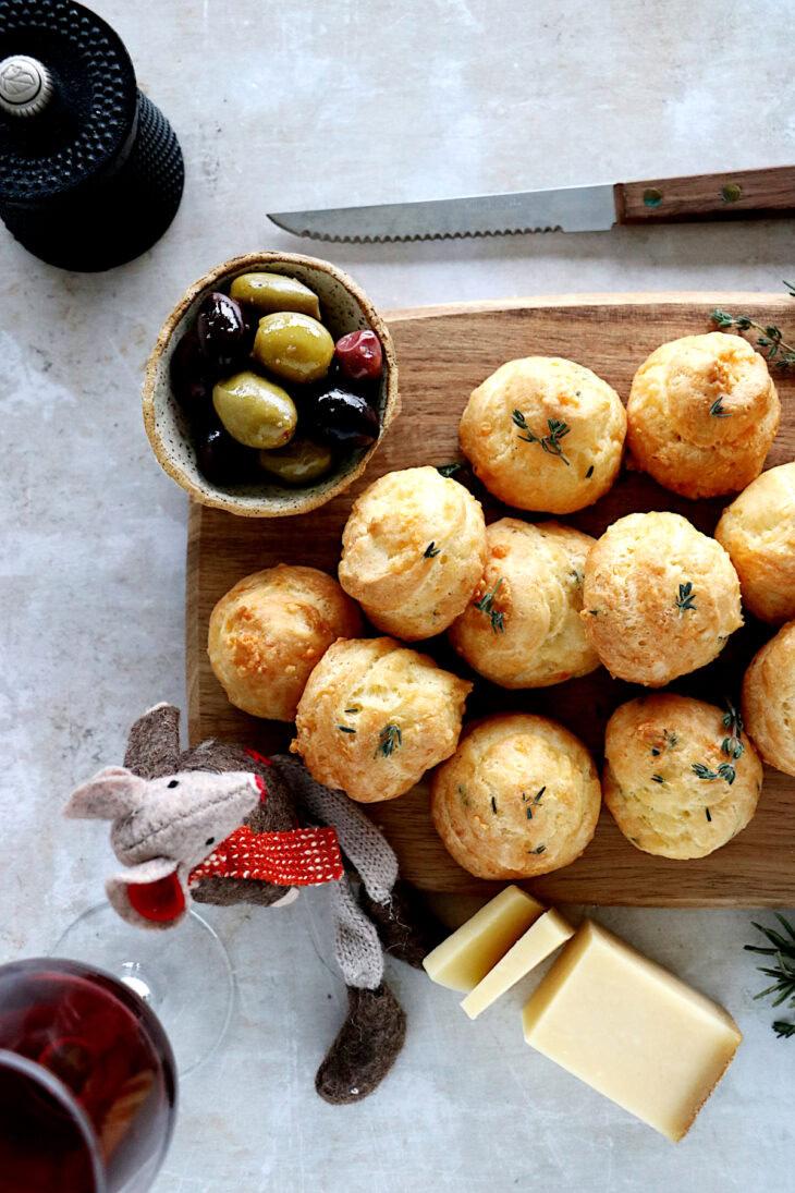 Les gougères au fromage constituent une idée apéritive à la fois légère et festive. Faciles à préparer, elles font toujours le plus bel effet auprès des invités.