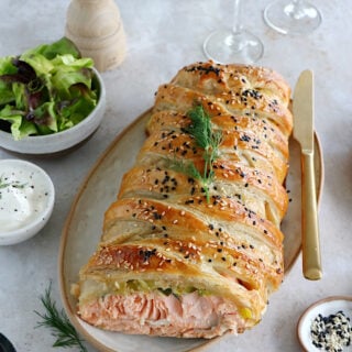 Ce feuilleté saumon-poireaux constitue un plat festif, idéal pour les occasions spéciales ou pour les fêtes de fin d'années.