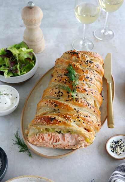 Ce feuilleté saumon-poireaux constitue un plat festif, idéal pour les occasions spéciales ou pour les fêtes de fin d'années.