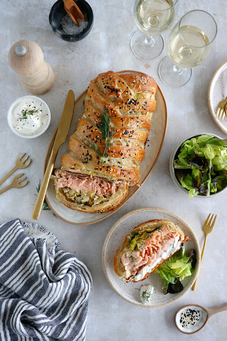 Ce feuilleté saumon-poireaux constitue un plat festif, idéal pour les occasions spéciales ou pour les fêtes de fin d'années.