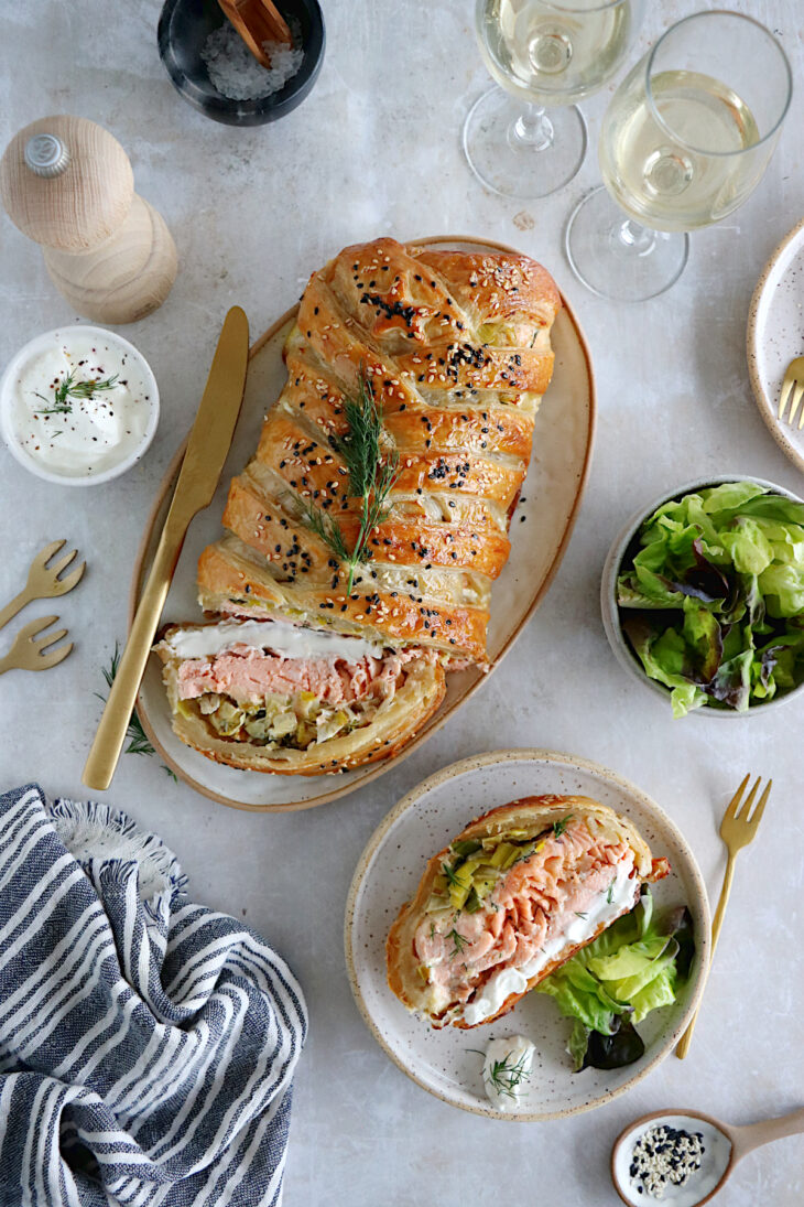 Ce feuilleté saumon-poireaux constitue un plat festif, idéal pour les occasions spéciales ou pour les fêtes de fin d'années.