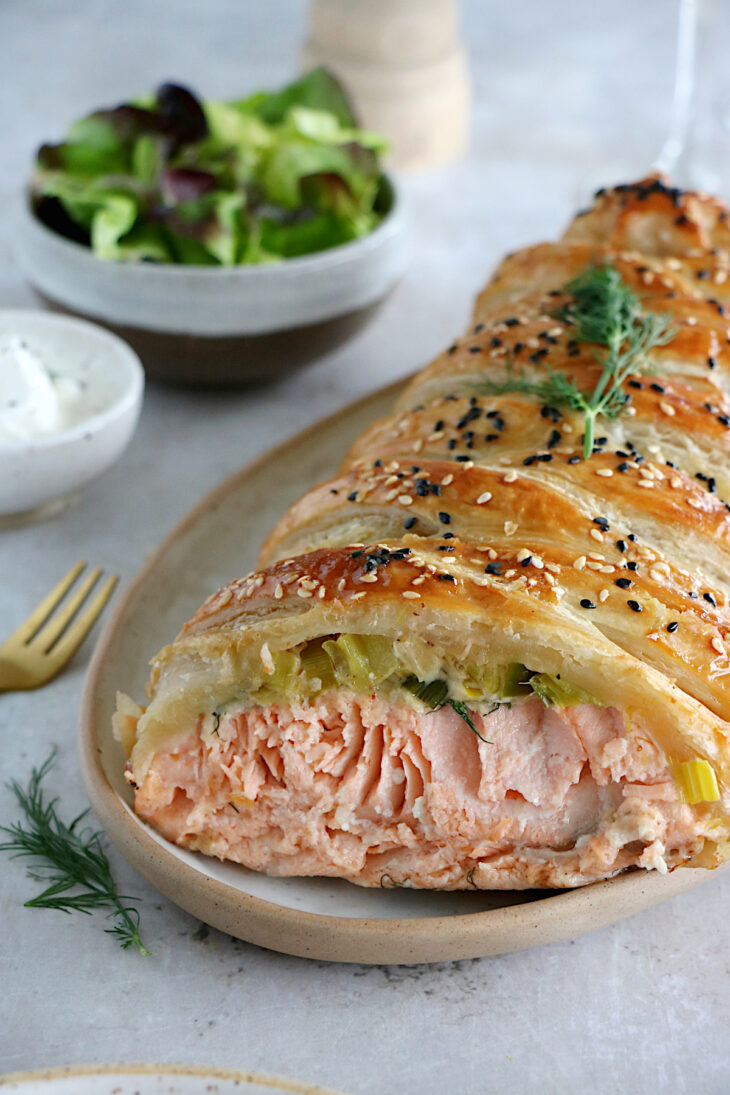 Ce feuilleté saumon-poireaux constitue un plat festif, idéal pour les occasions spéciales ou pour les fêtes de fin d'années.