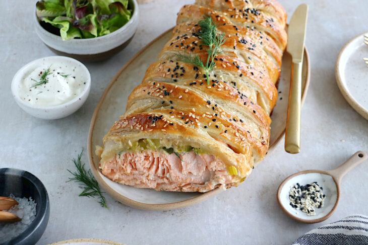 Ce feuilleté saumon-poireaux constitue un plat festif, idéal pour les occasions spéciales ou pour les fêtes de fin d'années.