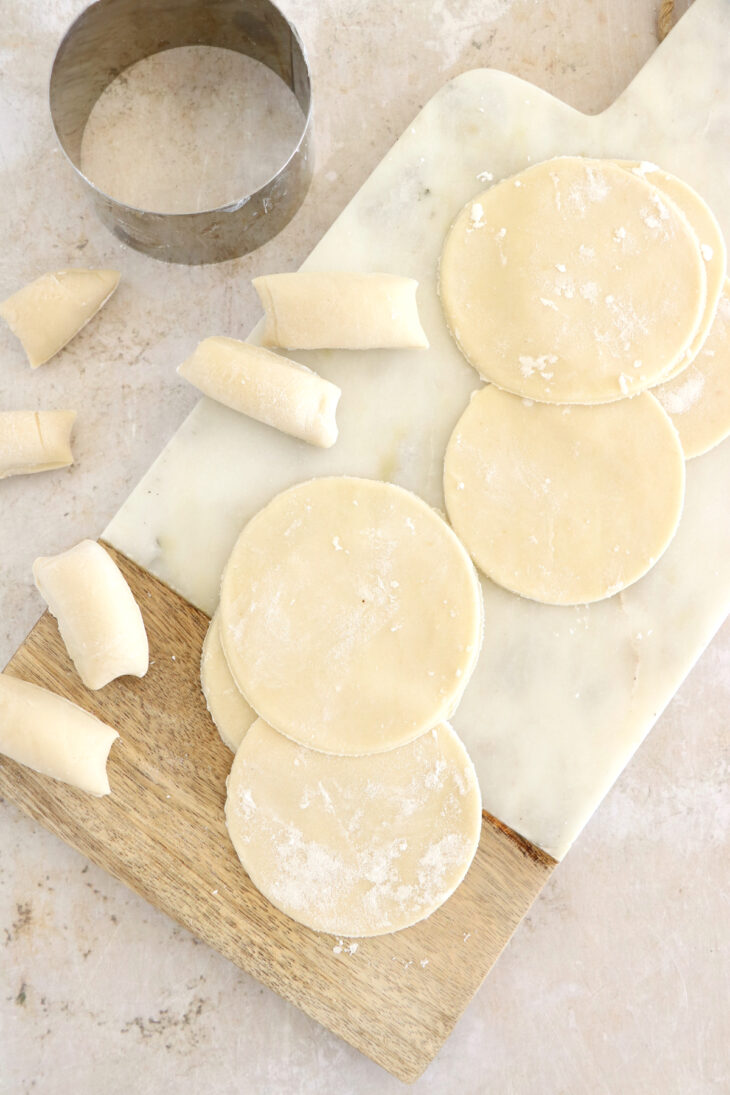 Apprenez à réaliser la pâte à gyoza maison pour réaliser vos gyozas préférés sans avoir à courir partout pour trouver des feuilles à gyoza.