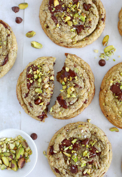Les cookies aux pistaches et au chocolat noir ont ce petit côté à la fois irrésistiblement croustillant et incroyablement gourmand.