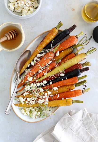 Les carottes rôties au miel et à la feta constituent une idée d'accompagnement idéale au printemps comme à l'automne.